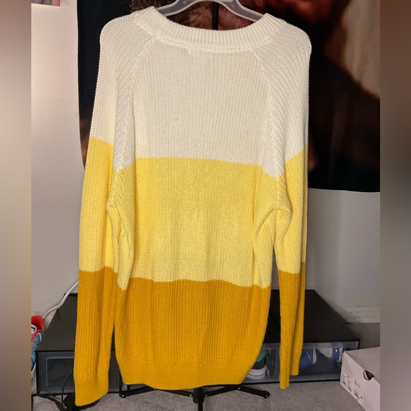 VENUS Block Sweater - Picture 4 of 4